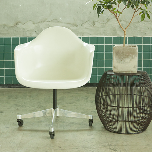 [허먼밀러] 임스체어 Eames Fiber glass Arm Shell Chair
