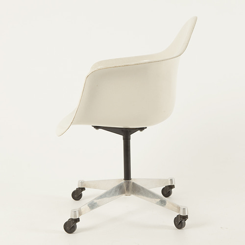 [허먼밀러] 임스체어 Eames Fiber glass Arm Shell Chair